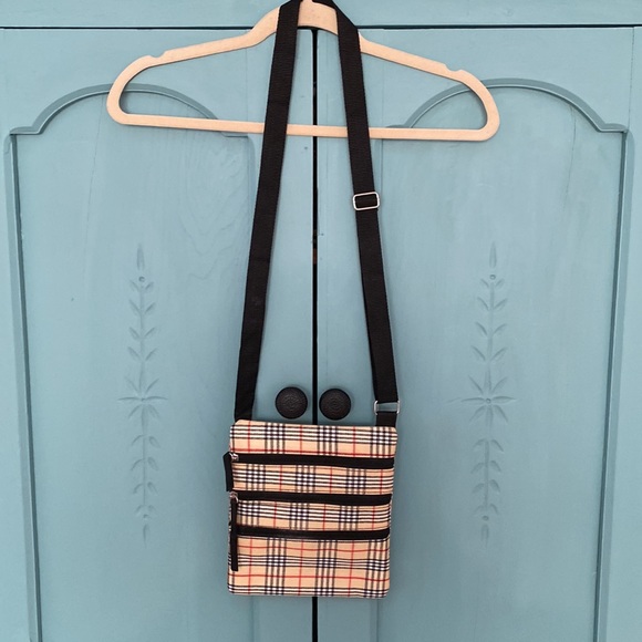 Plaid Crossbody Bag. Black Strap and zippers. 3 pockets on one side/1 on other - Picture 3 of 13